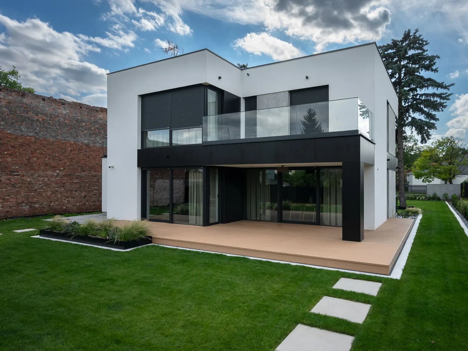 Kubistische villa met glazen pui en balkon