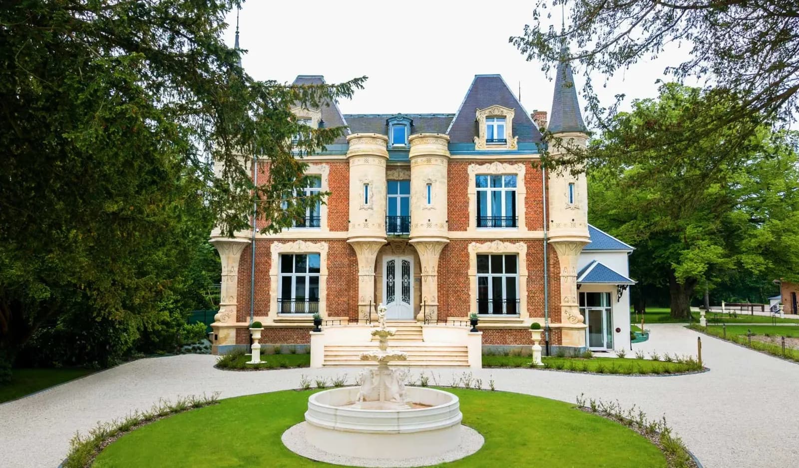 Klassiek landhuis met symmetrische raampartijen