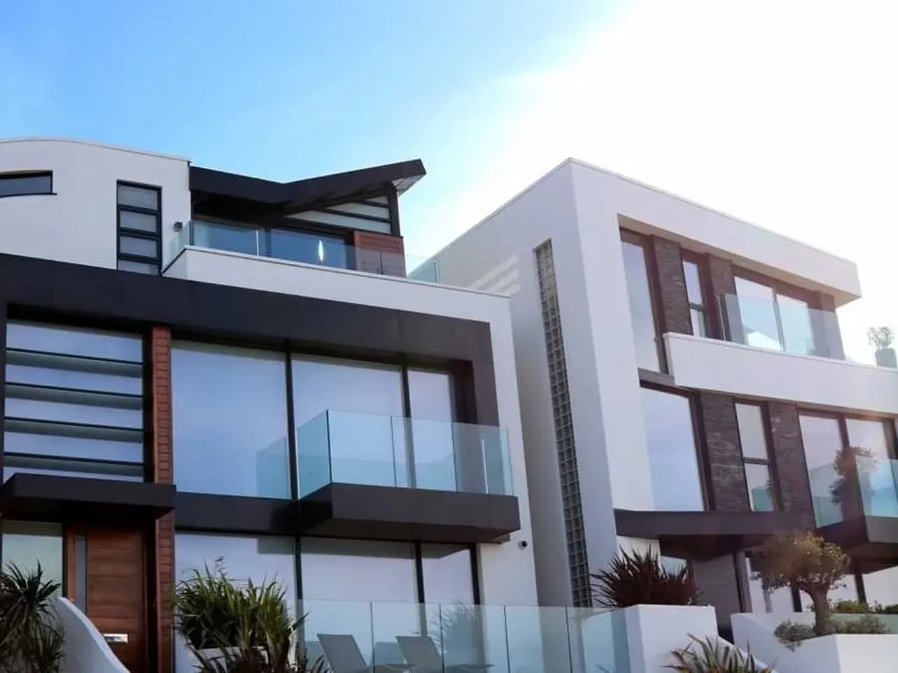 Modern appartementencomplex met glazen balkons