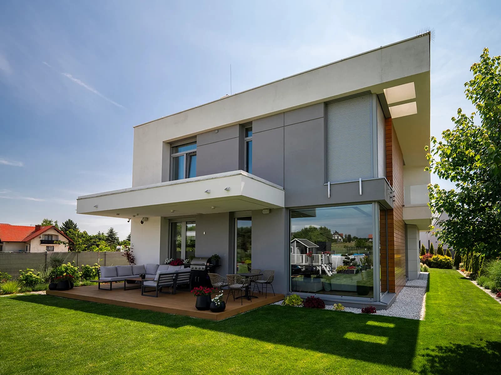 Moderne villa met overkapt terras en grote glaspartijen