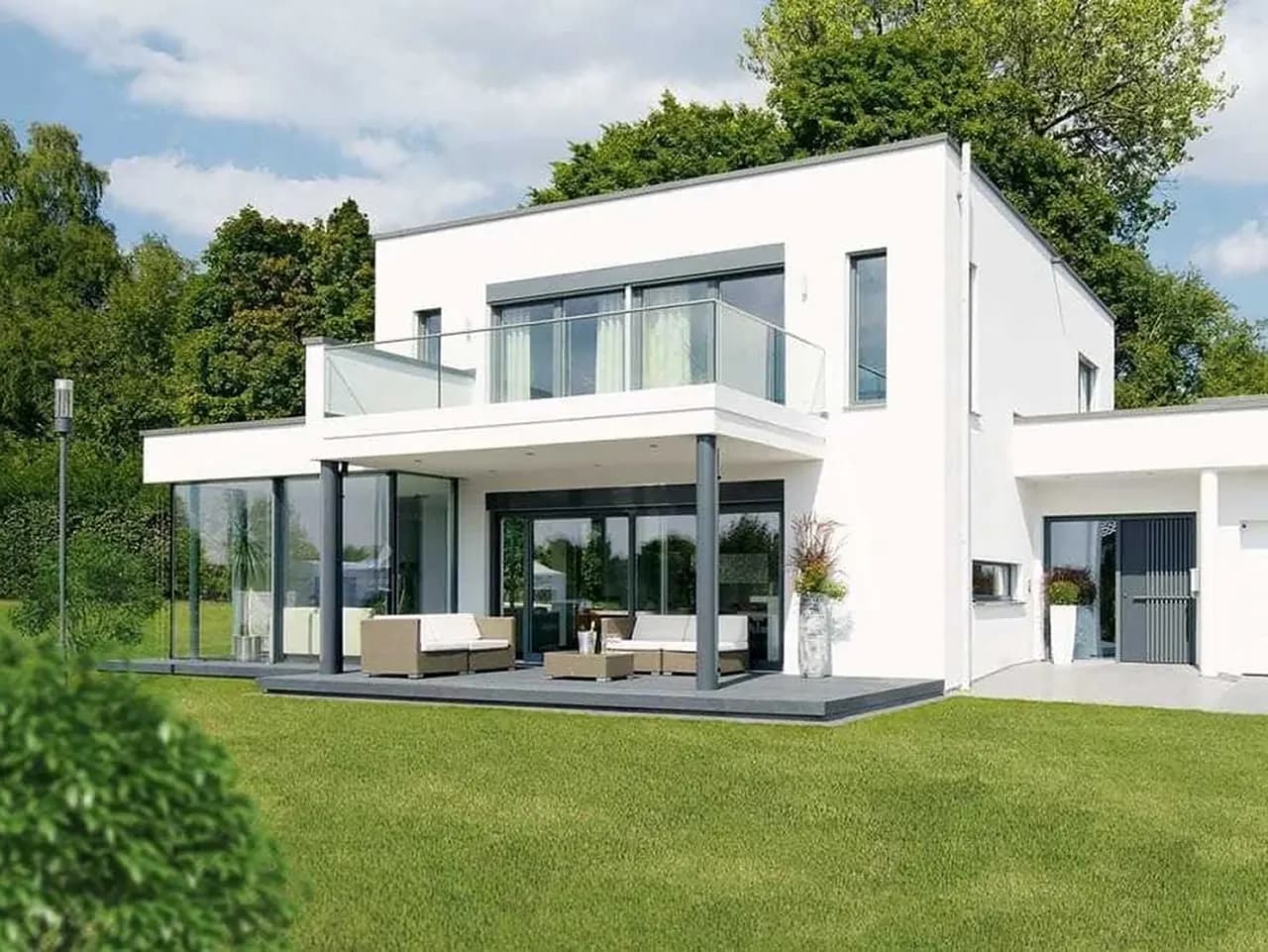 Witte villa met glazen hoek en balkon