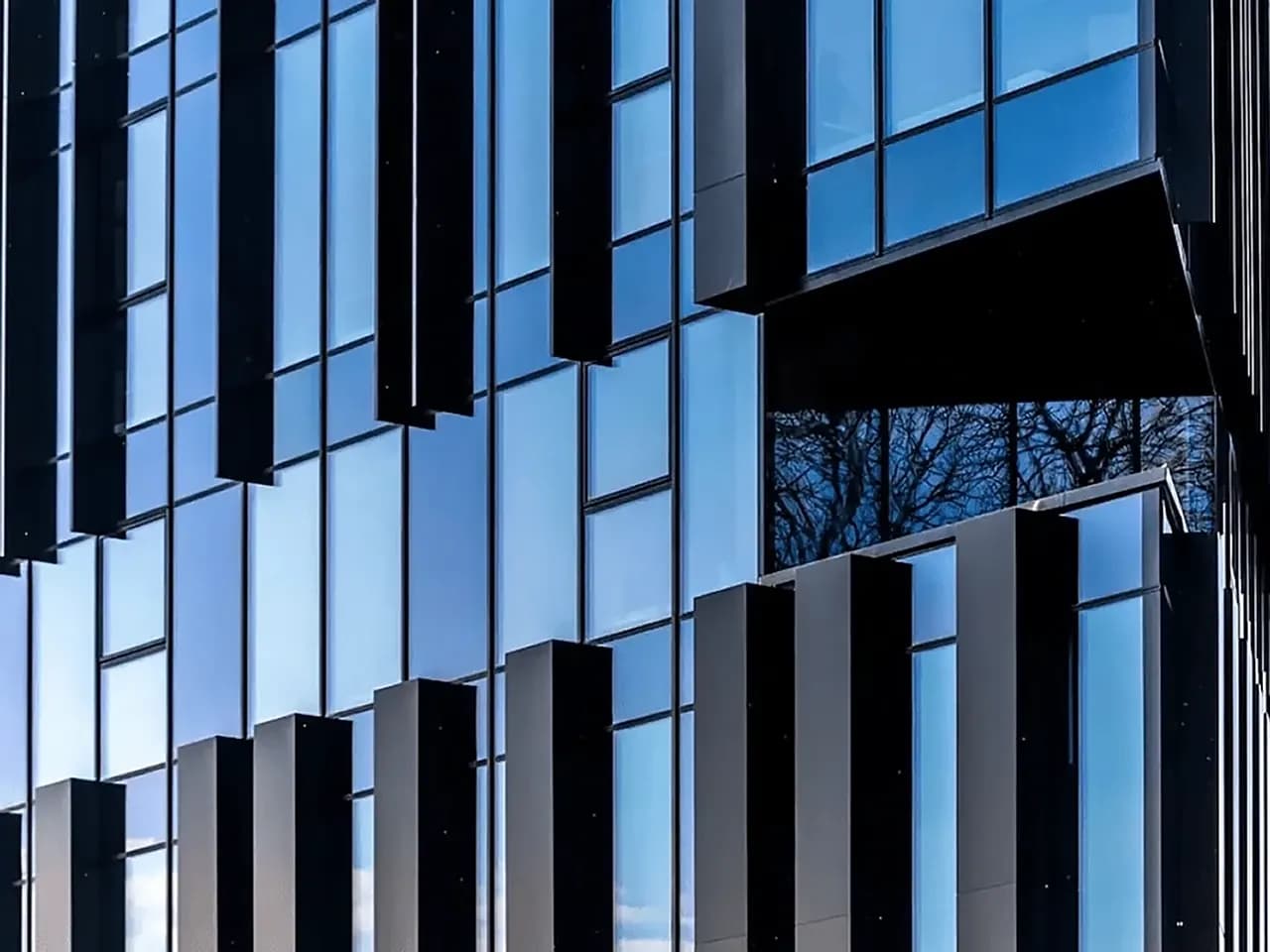 Glazen kantoorgevel met verticale lamellen