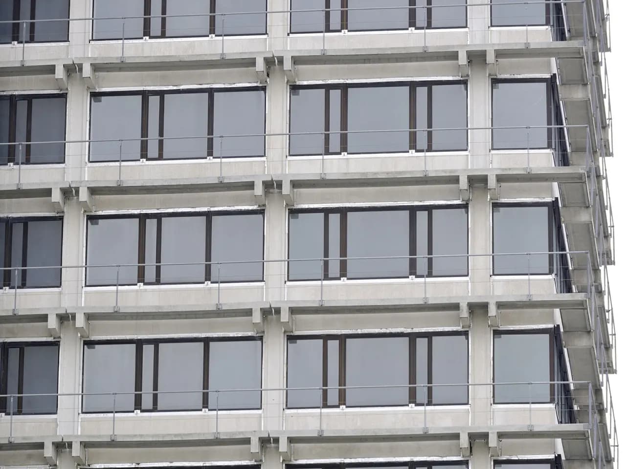 Betonnen kantoorgevel met regelmatige raamstramien