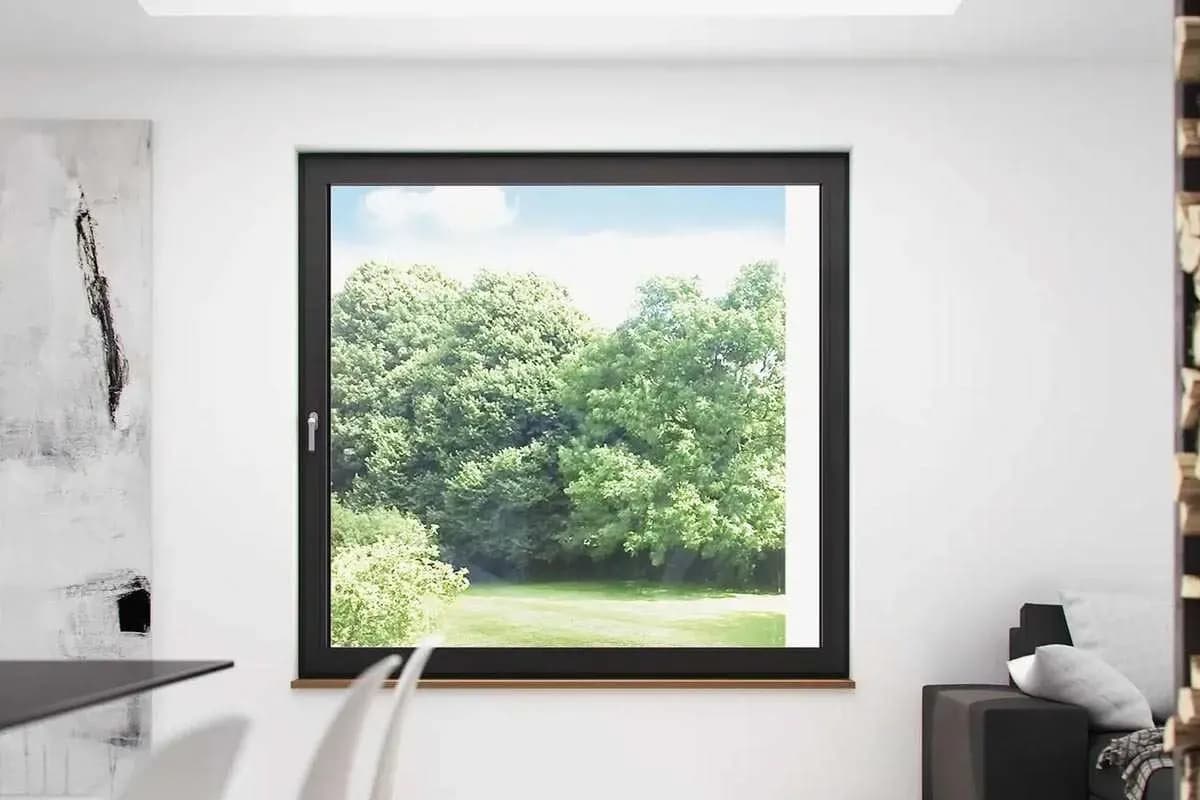Vierkant donker kunststof raam met uitzicht op het groen