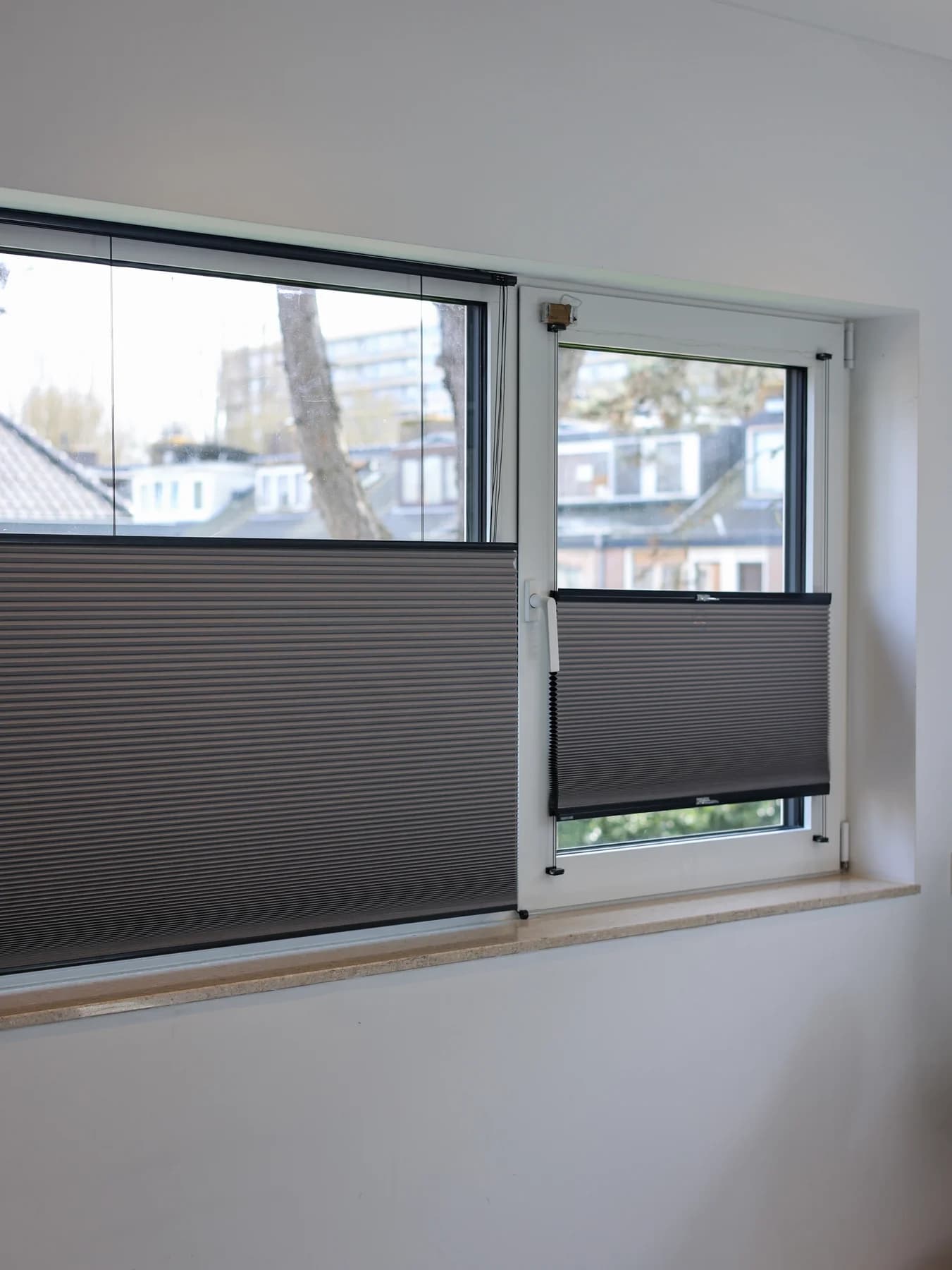 Breed raam met bovenlicht in de bakstenen woning