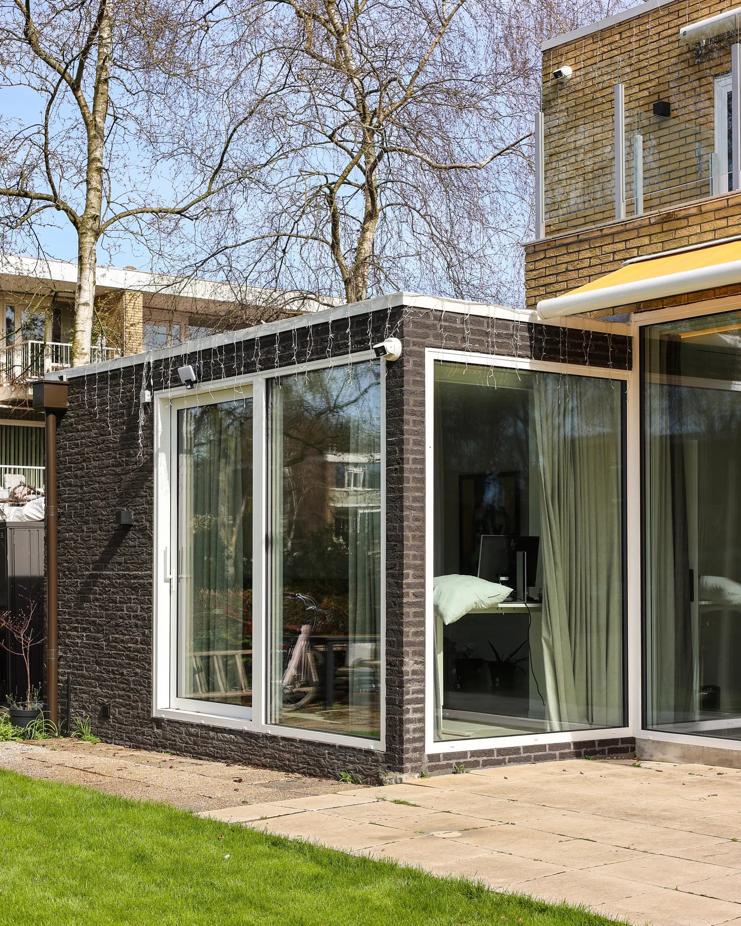 Glazed corner of an extension with light frames