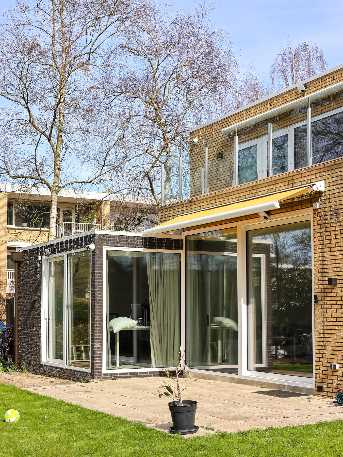 Overview of the extension with generous glazing
