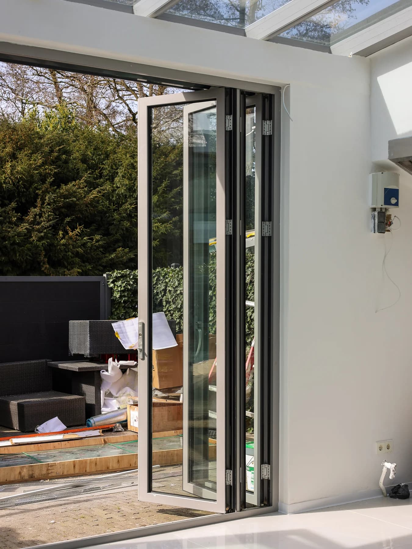 Doorkijk door de geopende harmonicadeuren