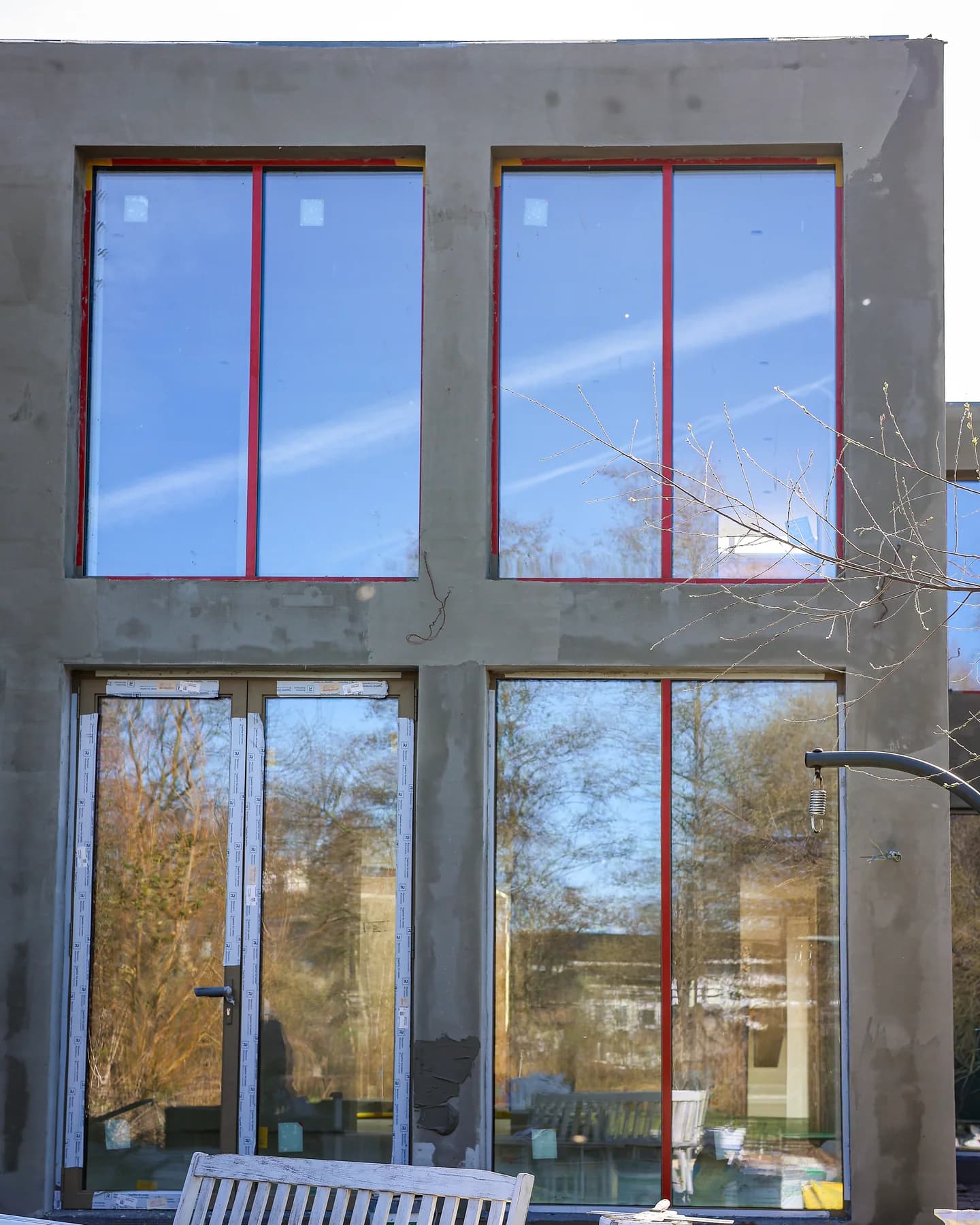 Grote glaspartijen over twee verdiepingen tijdens de renovatie
