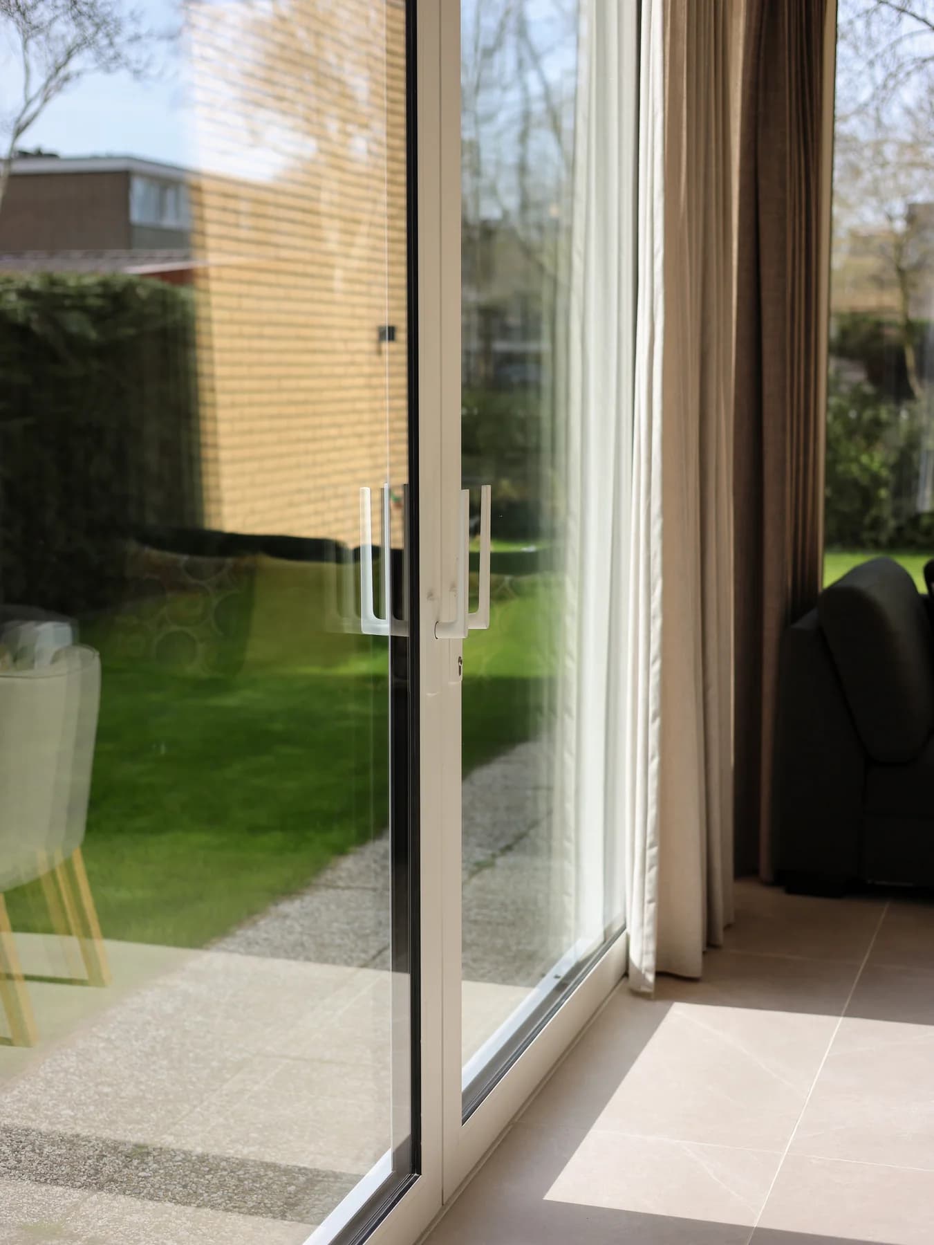 Lichte schuifpui en overgang tussen vloer en terras